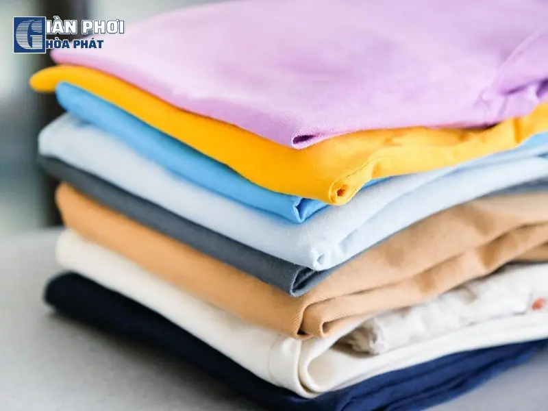 Gấp quần áo sau khi phơi cẩn thận giúp tránh co giãn quần áo