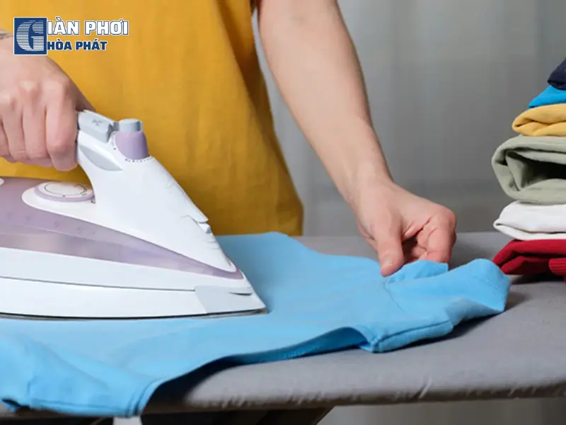 Ủi quần áo ở nhiệt độ thấp để xử lý các nếp nhăn trên quần áo