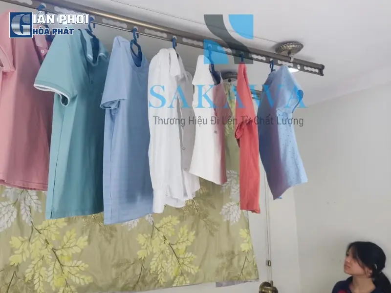 Dùng giàn phơi Sakawa S202 Model 2025 của Giàn Phơi Hòa Phát để phơi trong nhà