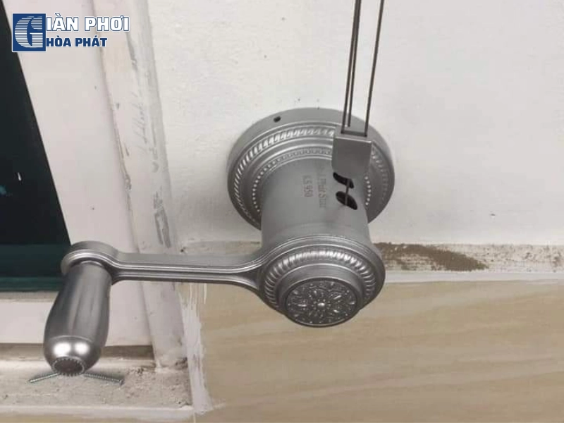 sửa giàn phơi bung ốc vít nở