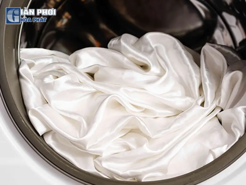 Sai lầm khi để quần áo lụa trong máy giặt quá lâu