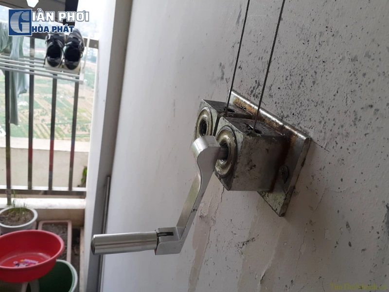 sửa giàn phơi bung ốc vít nở