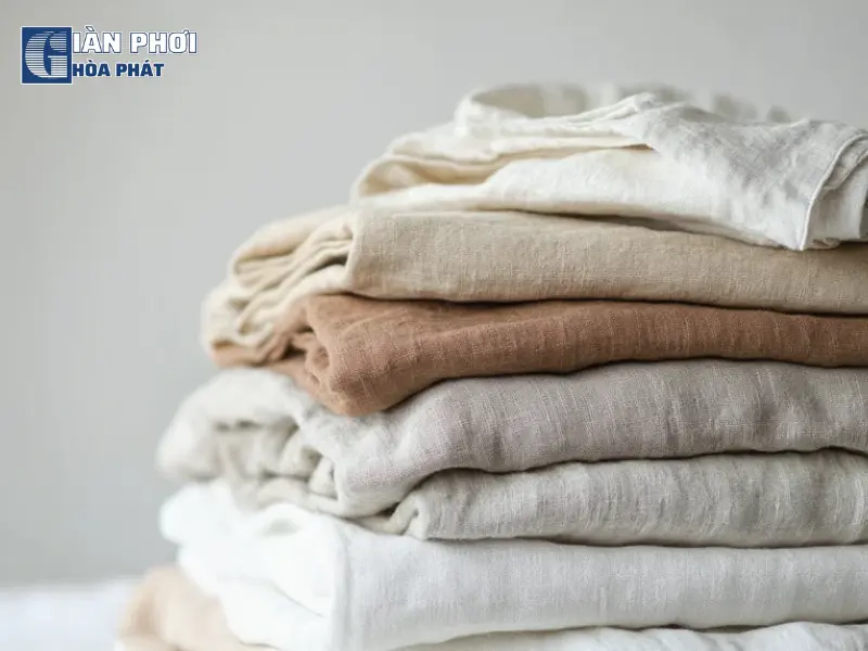 Gấp hoặc treo quần áo sau khi phơi vào tủ đựng quần áo
